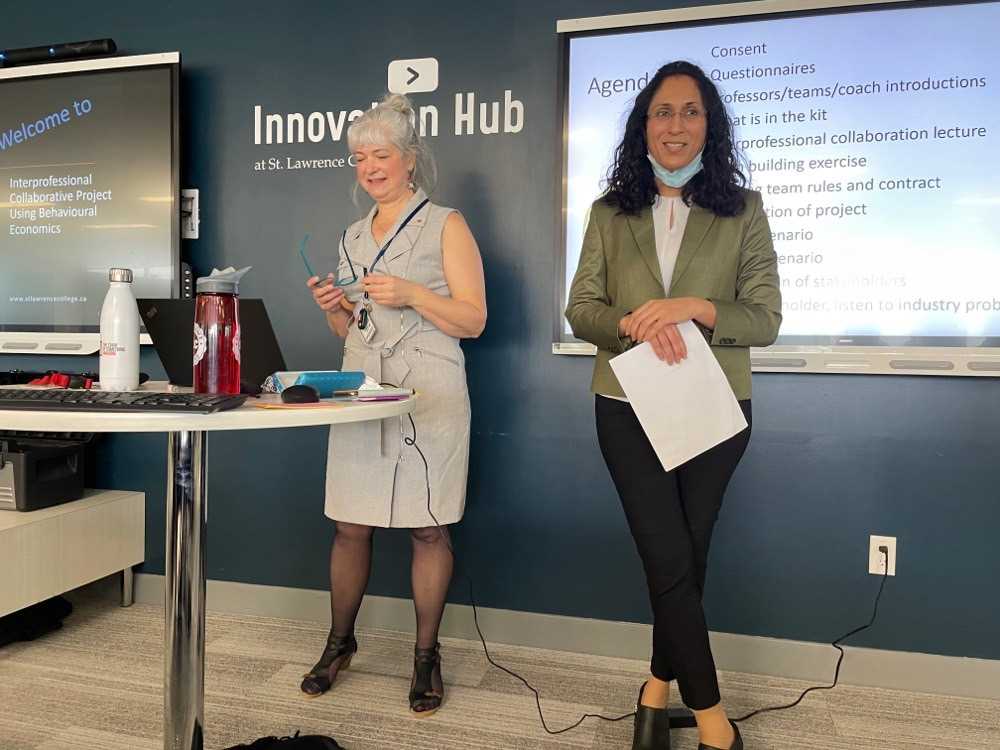 Two professionals in Innovation Hub